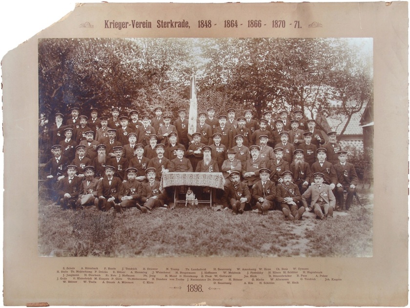 Verein und Klassengesellschaft: Gruppenfoto von ca. 60 Männern in Uniform.