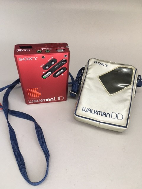 Must Have der 1980er: Ein Sony-Walkman in rot-metallic mit Täschchen aus Kunststoff..
