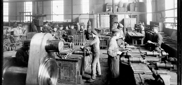 Arbeiter stellen Waffen in einer Werkstatt her, schwarz-weiß Fotografie.