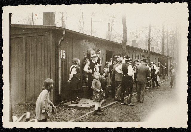 Faschingstänzer aus Krickerhau, heute Handlová, in der Slowakei. Nach dem Zweiten Weltkrieg kamen sie nach Oberhausen und waren im Lager Forsterbruch untergebracht. Aufgenommen wurde das Foto etwa im Jahr 1950