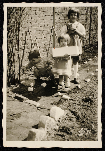 Kinder bei der Ostereiersuche an der Hultschiner Straße, vor 1950