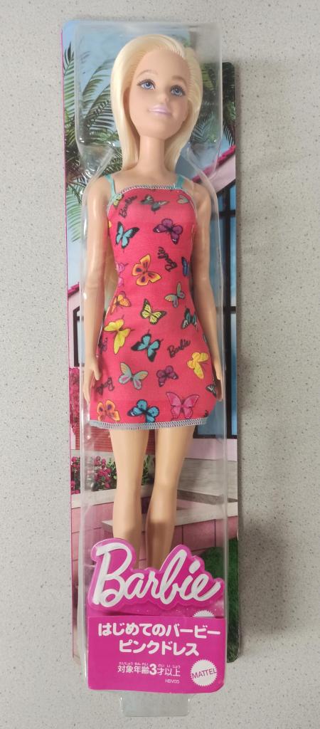Auf dem Foto ist die gleiche blonde Barbiepuppe zu sehen, wie die Barbie aus Finnland. Auf der pinken Verpackung stehen Informationen in japanischer Schrift.